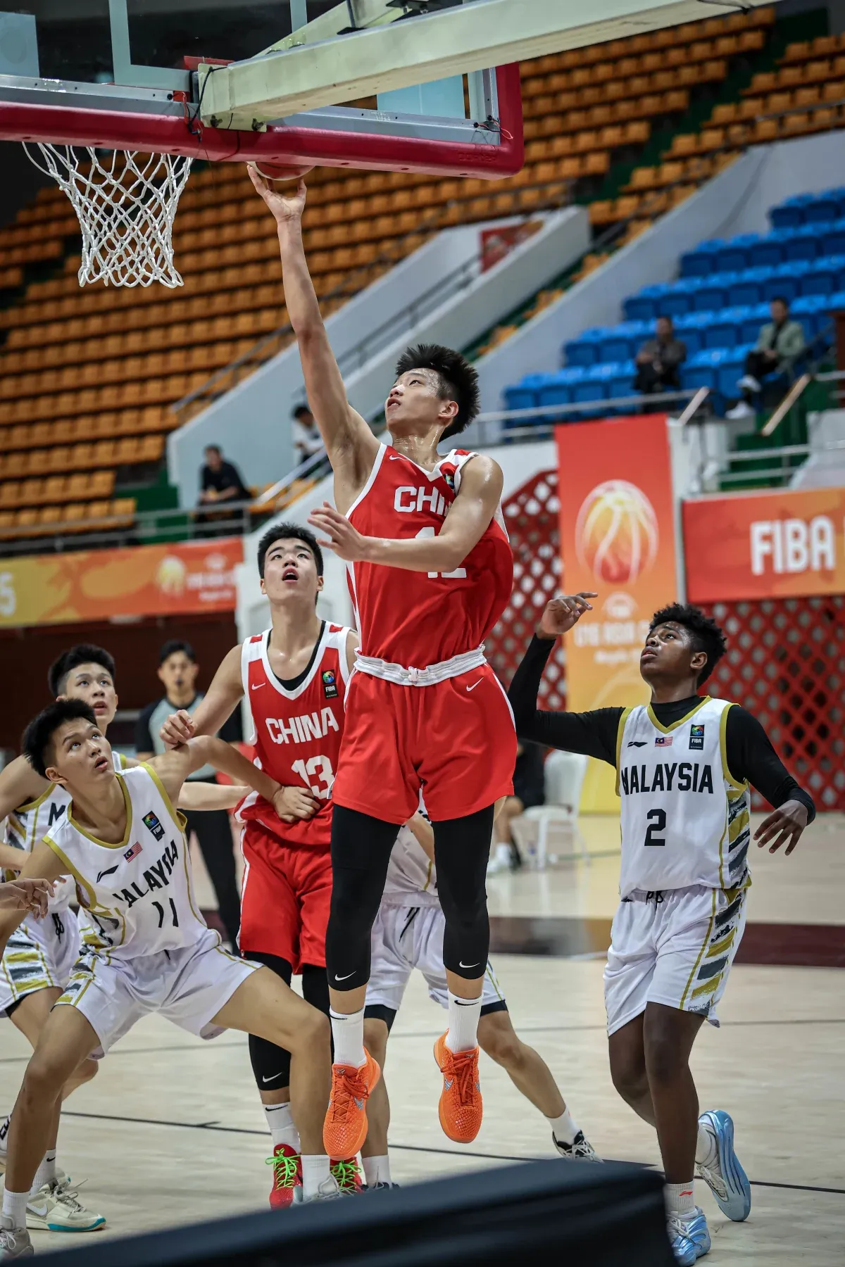 包含从成都蓉城迎西甲关键赛到风云突变深圳男篮国际比赛日止住颓势，阿扎伦卡与60激战加拿大队分钟的词条